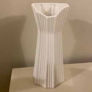 AK Kaiser Germany white vase bisque collectors . Excellent condition see pics